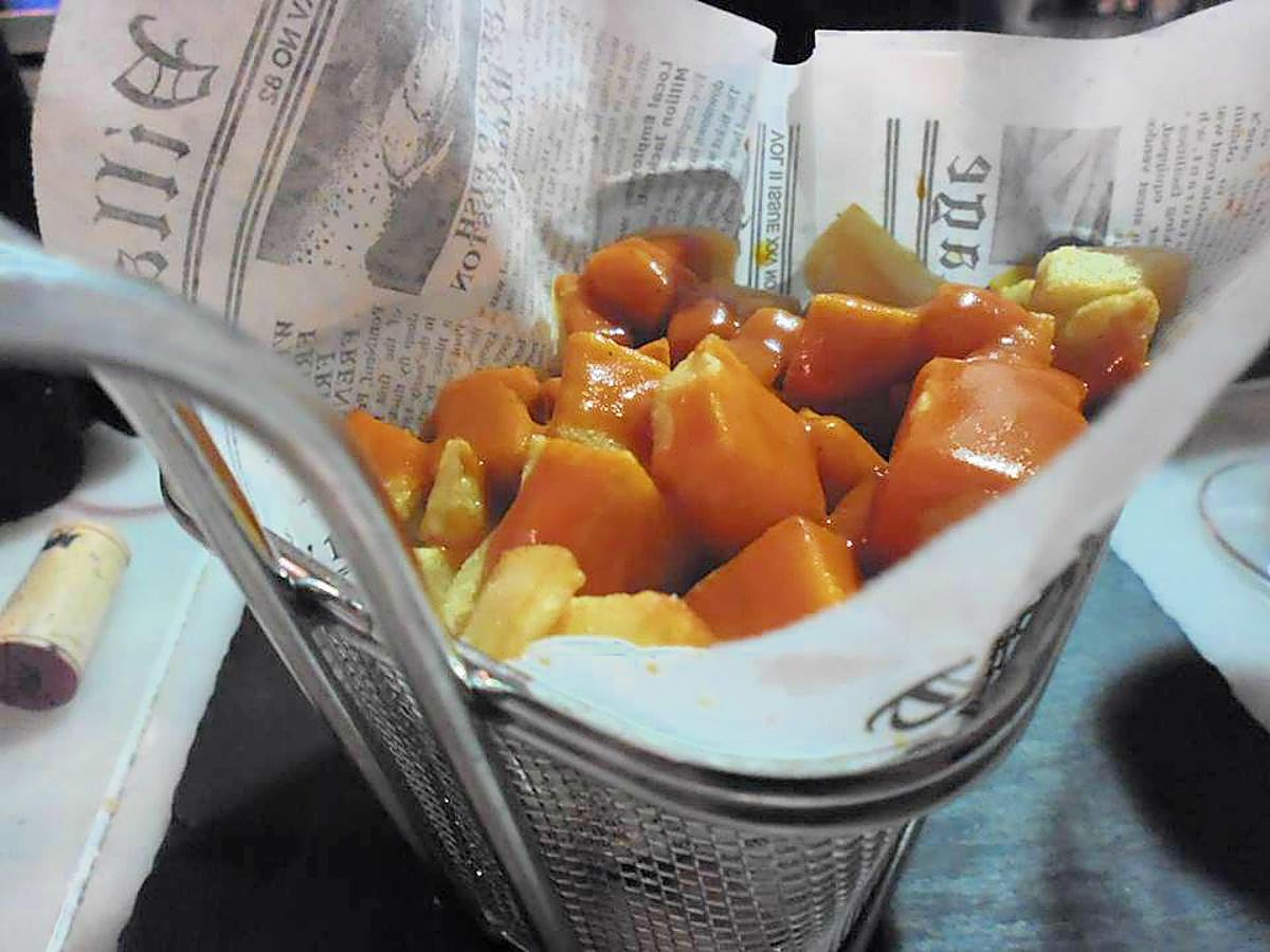 Utilizan patata blanditas por dentro y medio crujientes por fuera. Las sirven calientes y eso se agradece mucho, además la salsa picante termina de darle ese 'plus'. (Calle Fernando el Santo, 11)