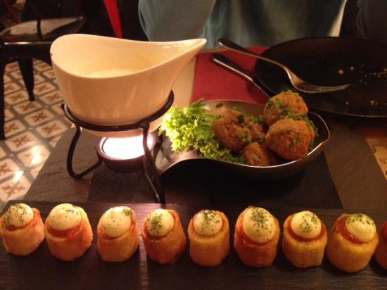 El restaurante del reputado cocinero Sergi Arola le da un giro de tuerca a las patatas bravas. En vez de freírlas las prepara confitadas y las rellena con salsa brava y termina coronando su plato con alioli en la parte superior. Eso sí, esta ración probablemente es la más cara de todas nuestras propuestas. (Calle de Huertas, 12).