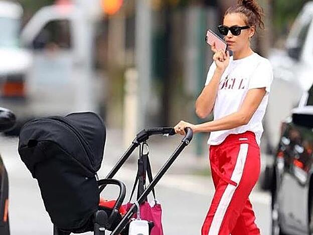 Irina Shayk pasea a su hija en chándal y una camiseta promocional.