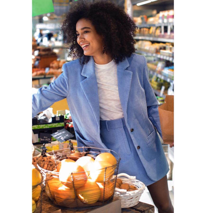 H&M también juega combinando los colores pastel que contiuarán triunfando también en otoño. En este caso juega con tejidos conocidos que vuelven a ser tendencia, como la pana.