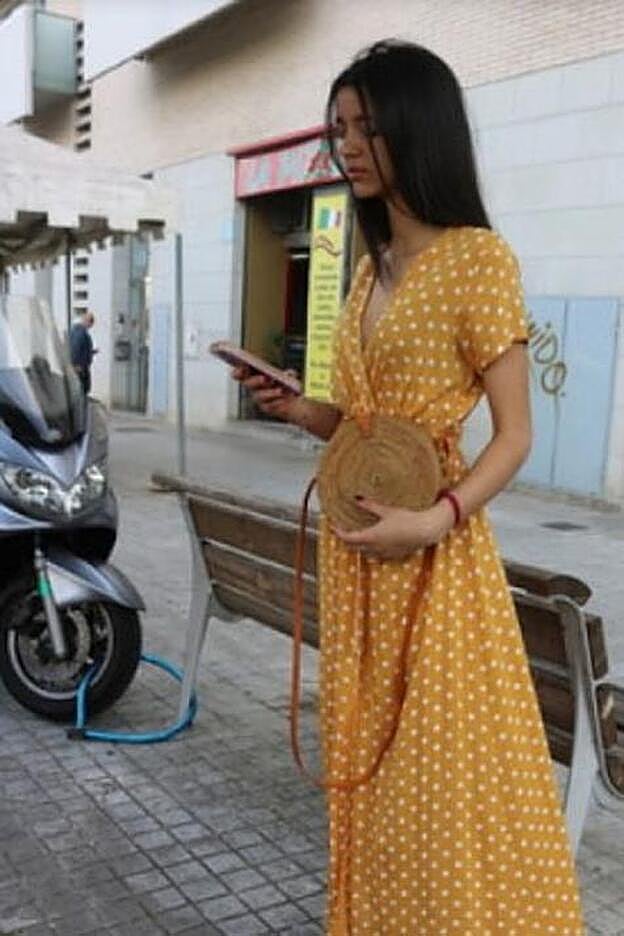 Vestido con abertura y en color mostaza, 21,99 euros.