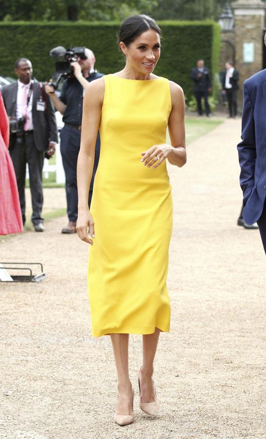 No estamos acostumbrados a ver a Meghan con tanto color y nos encantó este sencillo vestido midi de  Brandon Maxwell  que se puso para una recepción en Londres.