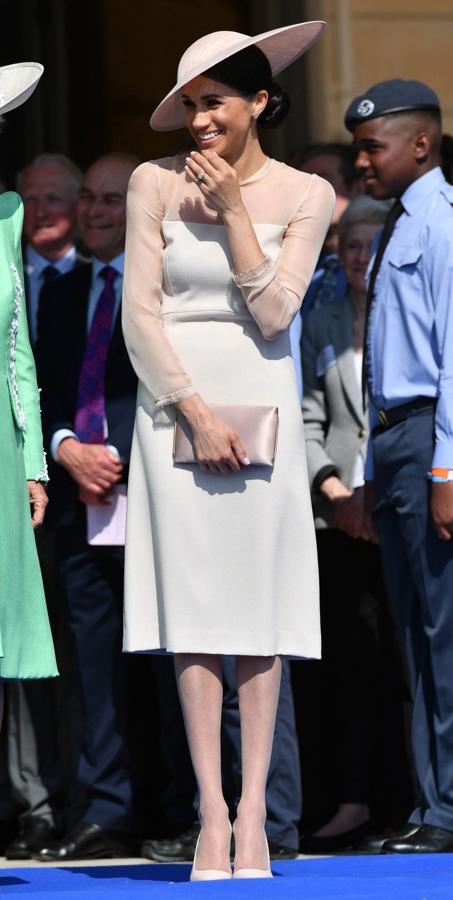 Era el primer acto público tras su boda con Harry y Meghan no quiso arriesgar. Eligió un  vestido  de Goat con mangas de gasa.