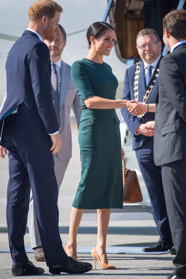 Nada pisar suelo irlandés, vimos a Meghan con un vestido verde de Givenchy en homenaje al color de Irlanda.