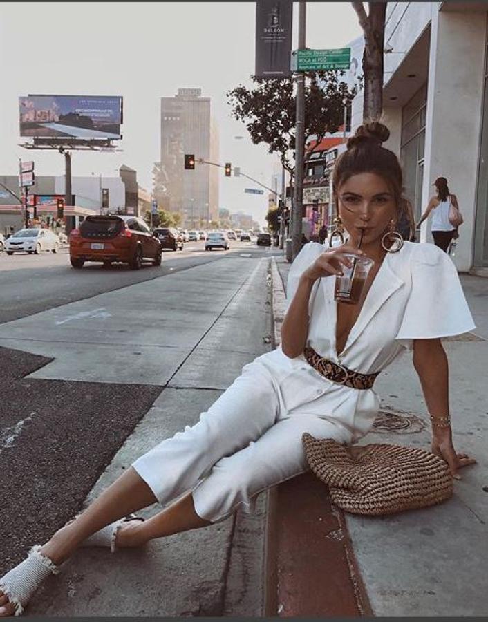 Mono blanco y bolso cesta.