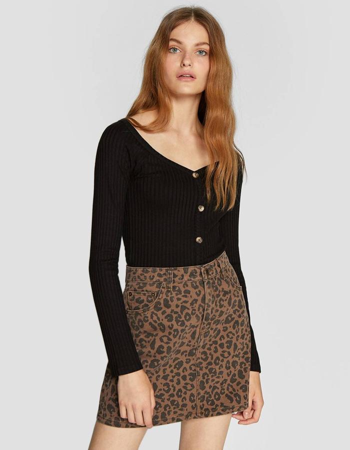 Falda denim con estampado animal, 17,99 euros.