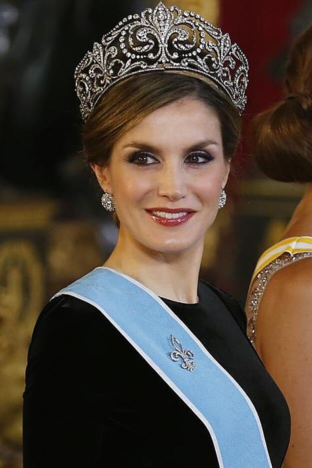 Doña Letizia luciendo la tiara flor de lis, que perteneció a la Reina Victoria Eugenia en una cena de gala.