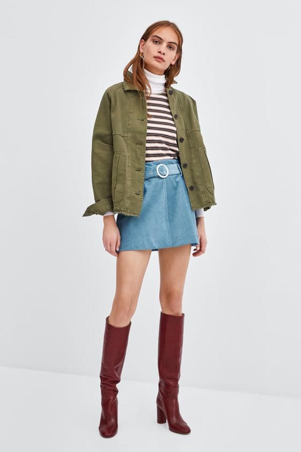 Minifalda de pana en color azul claro con cinturón, 22,95 euros.