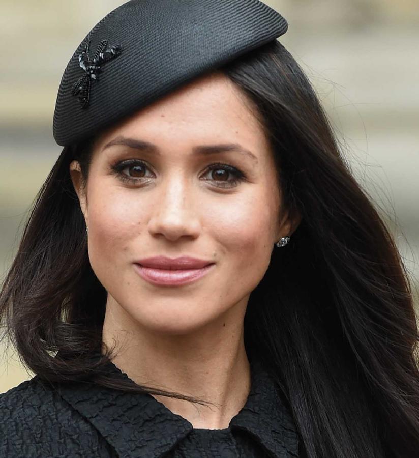 Labios nudes o en rosa claro,  base de maquillaje casi transparente que no agobia la piel , pestañas rizadas, un toque sutil de eyeliner, un iluminador estratégito y un colorete suave en rosa pero muy presente. Estos son los básicos de un  look de maquillaje que eleva su propia belleza  y que cuentan con  un arma secreta : una sonrisa capaz de convencer a cualquiera de que el mundo es un sitio maravilloso.