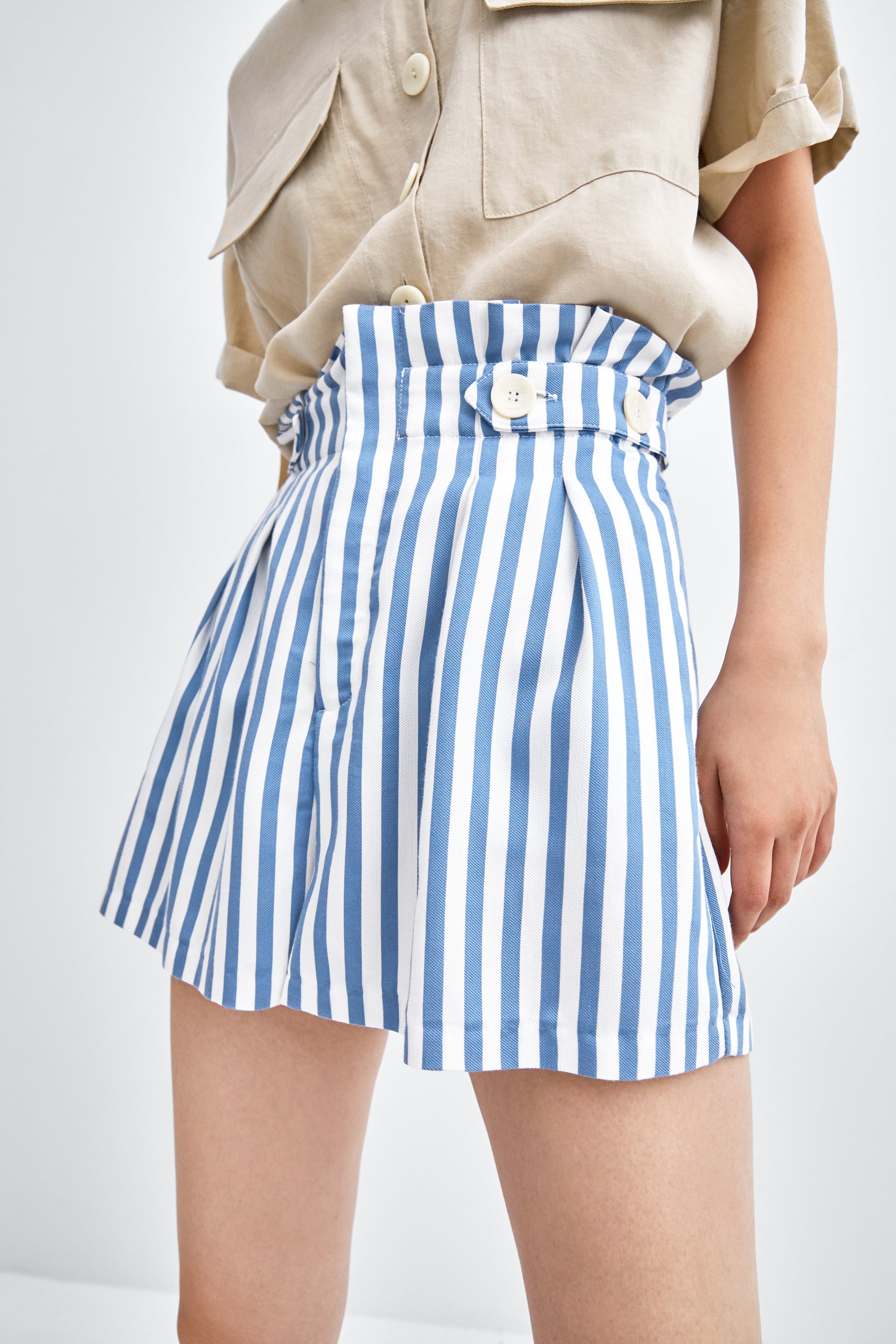 Bermudas paper bag con botones de Zara: 19,95 euros.