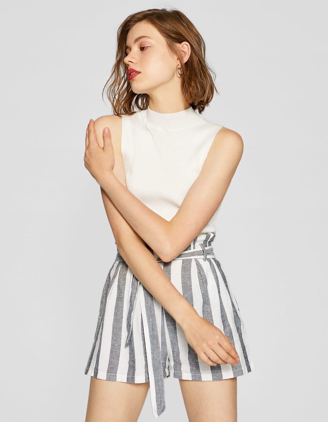 Short con lazo y de rayas verticales, disponible en más colores: 15,99 euros en Stradivarius.