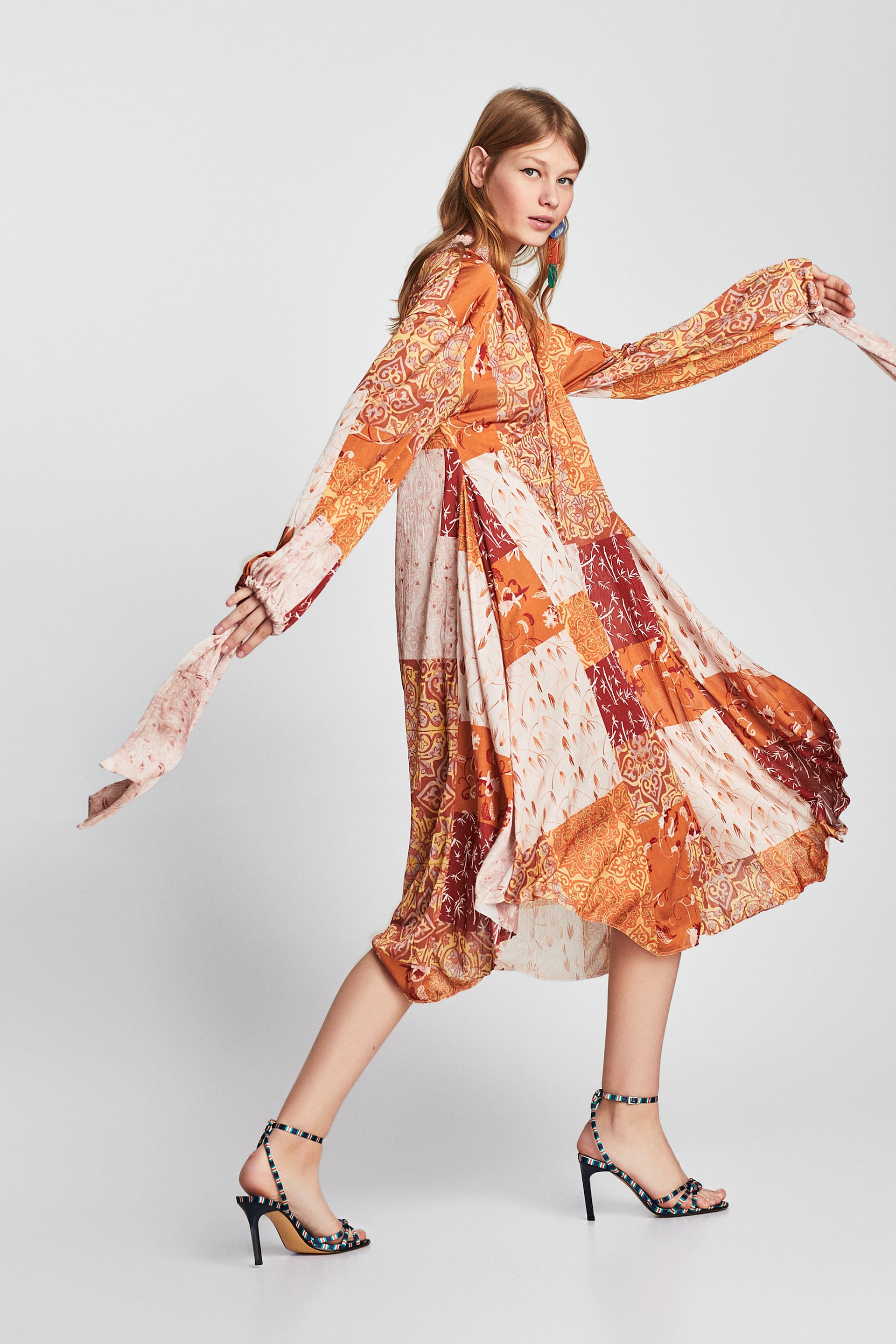 Vestido oversize con lazos de Zara: 9,99 euros.