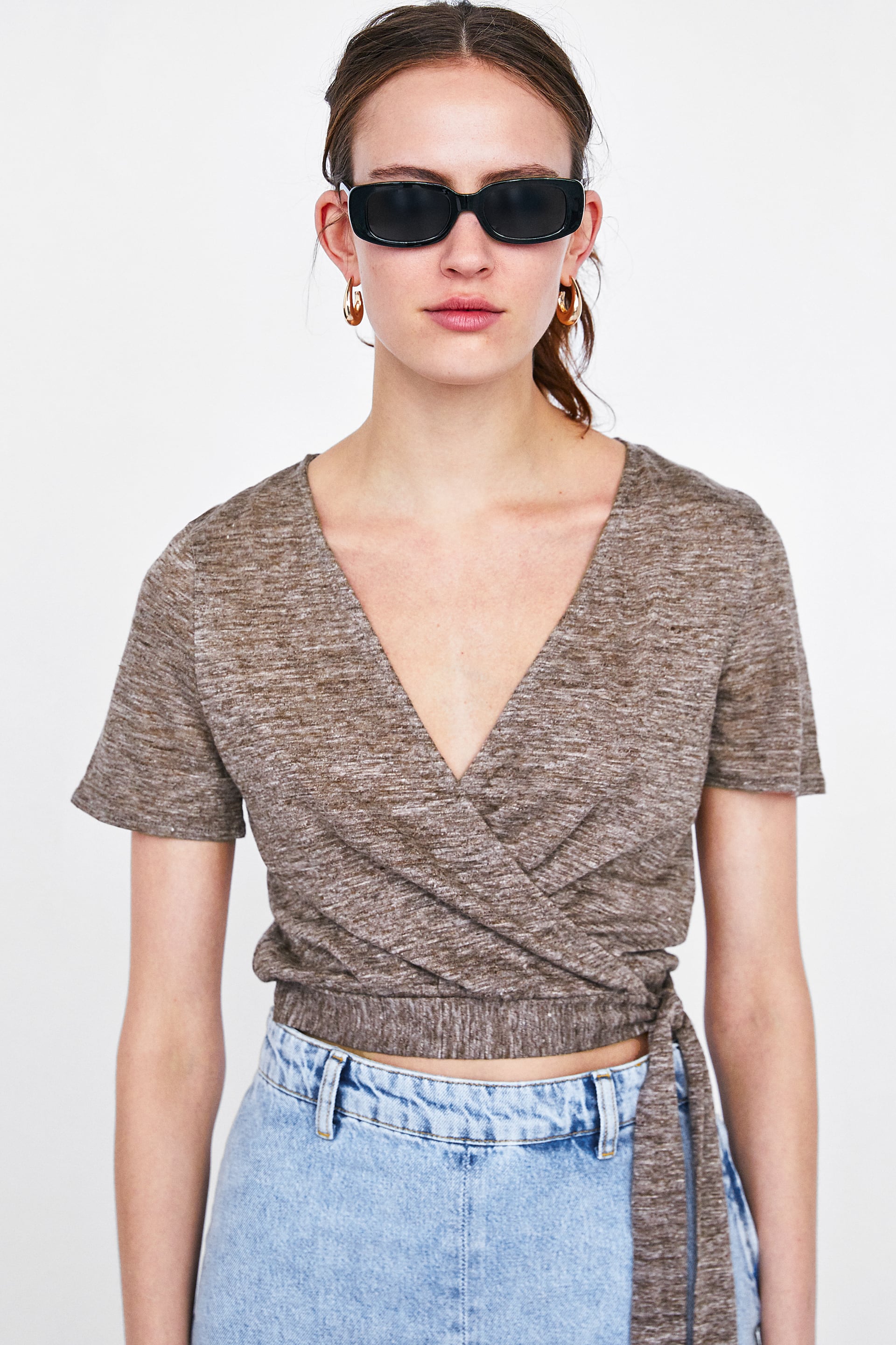 Camiseta cruzada de lino de Zara: 3,99 euros.