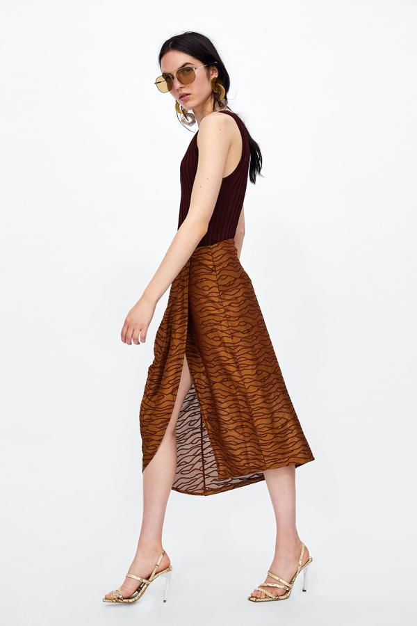 Otro fichaje perfecto para una boda es esta falda estilo pareo en color cobre con estampado en relieve. ¡Una joya! Su precio en las últimas rebajas de Zara pasa de 22.95 a 7.99 euros.