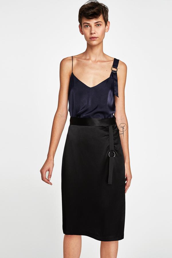 Esta falda midi negra es un básico atemporal que no puede faltar en tu fondo de armario. Su precio en las últimas rebajas de Zara pasa de 22.95 a 7.99 euros.