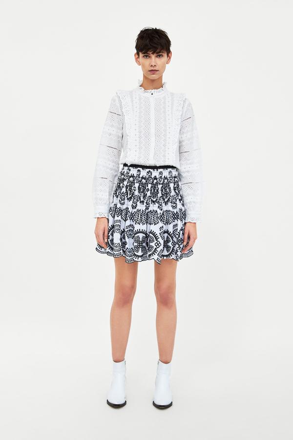 Esta falda con detalles troquelados nos parece una opción perfecta para ir a la playa... y derrochar estilo en el 'after beach'. Su precio en las últimas rebajas de Zara pasa de 29.95 a 7.99 euros.