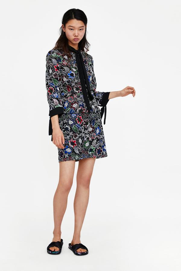 ¿Y qué nos decís de este conjunto perfecto para ir a la oficina desde ahora, hasta el otoño? El precio de la falda en las últimas rebajas de Zara pasa de 29.95 a 7.99 euros.