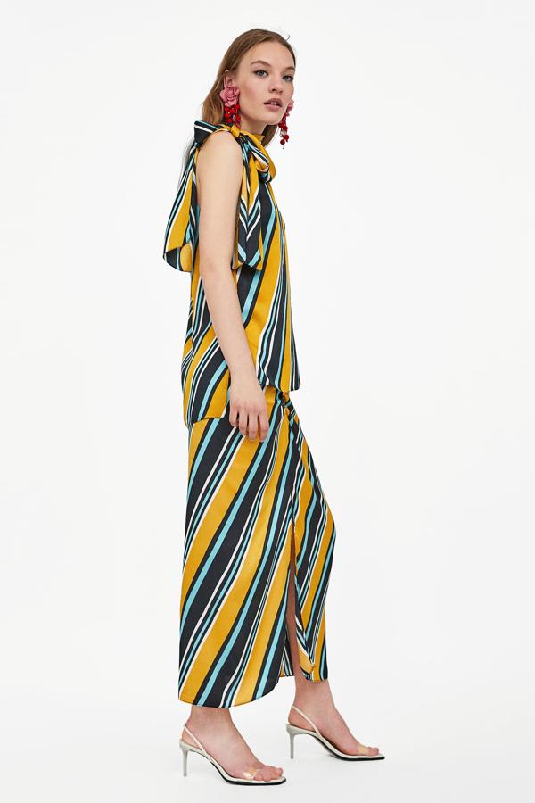 Y esta falda con largo al tobillo y estampado de rayas, bien combinada, nos parece perfecta para tu próximo look de invitada de boda. Su precio en las últimas rebajas de Zara pasa de 29.95 a 7.99 euros.