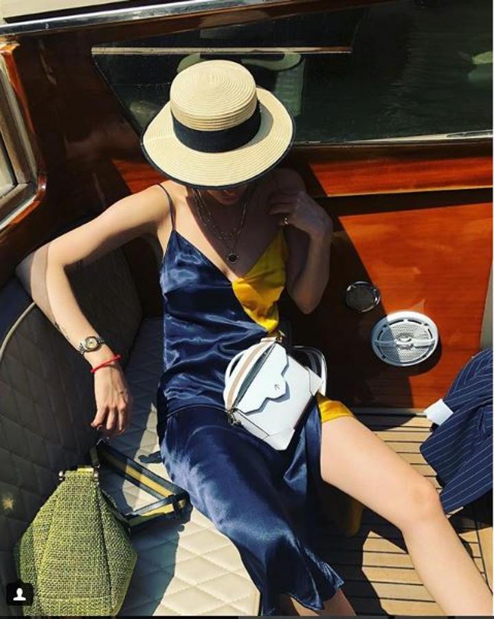 De nuevo Merve Manastir, en su Instagram, con vestido de Mango y el modelo Micro Bold Leather Strap con correa intercambiable. Al lado, el modelo de rafia tipo saco Micro Fernweh en tono pistacho.