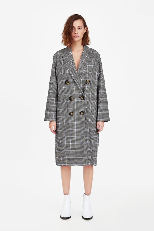 Si quieres copiarle el abrigo a la heredera de Inditex, puedes hacerlo en las rebajas de Zara,  aquí , por solo 29,99.