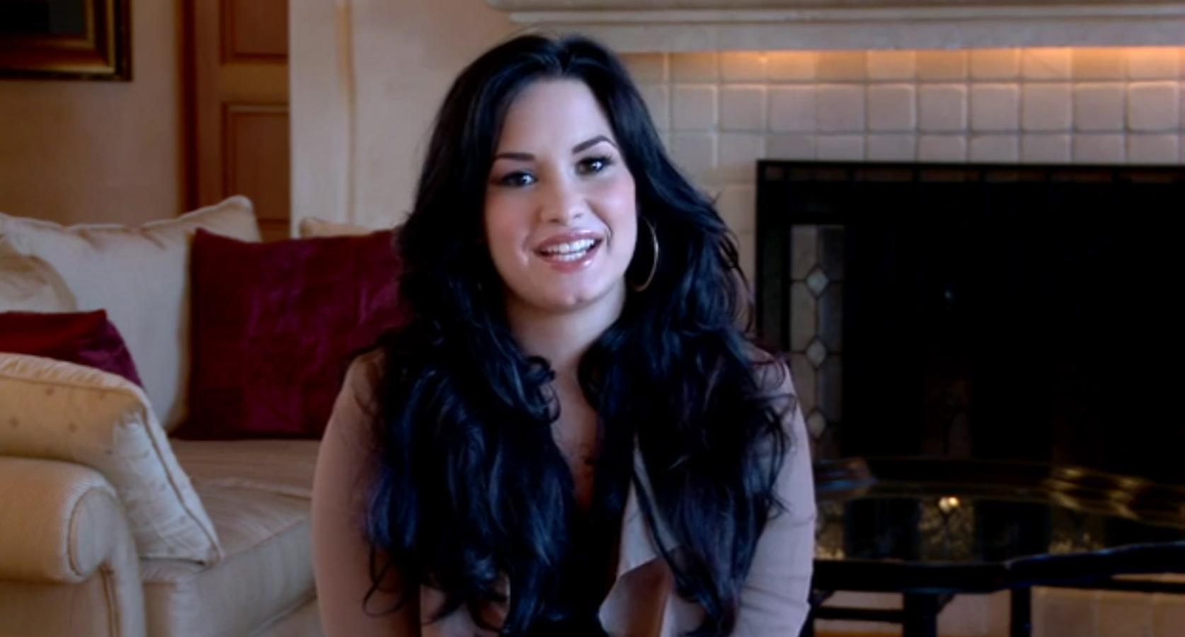 La cantante ha hecho frente a quienes la han criticado por su peso en más de una ocasión. “Adivinen, estoy sana y feliz, y si odias mi peso, tú evidentemente no lo estás”, les dijo en una ocasión. Y aunque no siempre ha estado a gusto con su cuerpo, hoy lo celebra. “Aprendiendo a amar mis curvas. En realidad las solía odiar… Pero después alguien especial me ayudó a aprender cómo amarlas. Y él las ama también”, escribió en julio de 2015 junto a una imagen en la que aparecía tumbada con pantalones cortos.