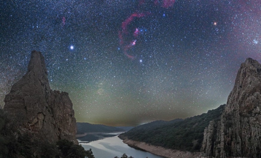 El año pasado esta imagen fue elegida por la NASA como la mejor fotografía astronómica del día. La realizó José Luis Quiñones en el Parque Nacional de Monfragüe (Cáceres) y en ella se pueden contemplar la Vía Láctea y las constelaciones de Perseo, Sagitario o Cefeo. Cerca puedes alojarte en el Hotel Valles de Gredos que destaca por el alto valor natural en el que se encuentra rodeado.