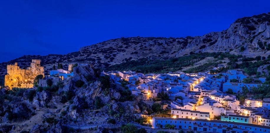 Zuheros es uno de los pueblos más bonitos de Córdoba. Su espectacular sierra y, en especial, la Cueva de los Murciélagos, lo convierten en un enclave precioso para ver la lluvia de meteoros. Allí puedes alojarte en el Hotel Hacienda Minerva, un antiguo cortijo andaluz del siglo XIX reformado en un hermoso hotel. Desde su piscina podrás divisar todo el horizonte de la subbética cordobesa.