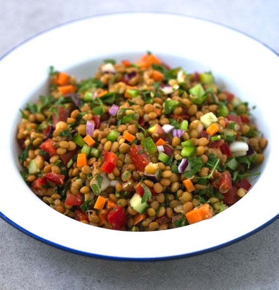 Probablemente las  ensaladas sean el plato estrella  para llevarte en un tupper a la playa. Son frescas para el verano, fáciles de preparar y sus combinaciones son infinitas. Ya te hemos propuestos dos tipos de ensaladas distintas y ahí va la tercera: ensalada de lentejas con pimiento verde y rojo, tomates cherry, zanahoria, cebolla y pepino. Añade pimienta, aceite de oliva virgen extra, perejil, sal marina y un chorrito de zumo de limón para sacarle el máximo partido.