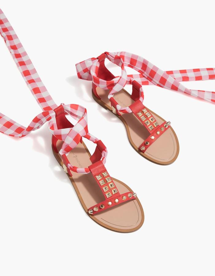 Sandalia plana con tachas y lazada, 9,99 euros.