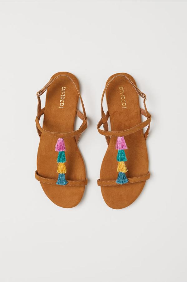 Sandalias con borlas de colores, 14,99 euros.