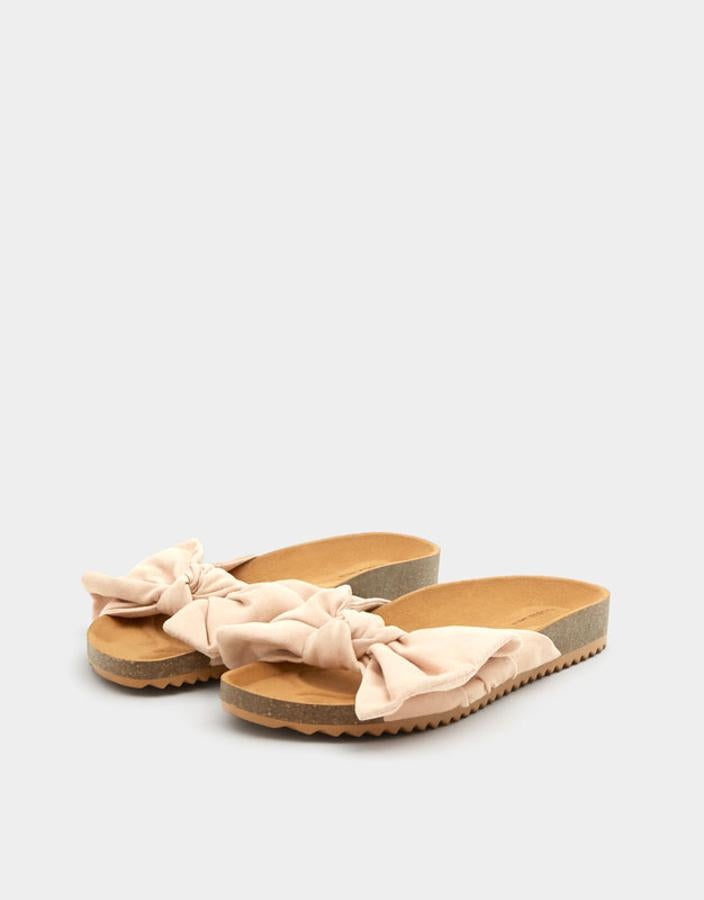 Sandalias con detalle de lazo rosa, 9,99 euros.