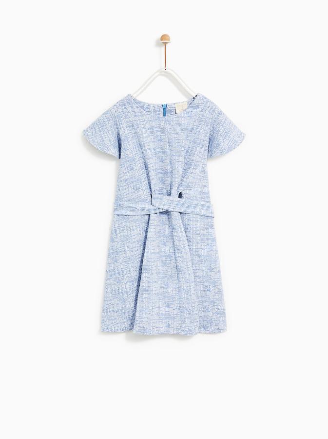 Y para alguno de los actos oficiales a los que empezará a asistir en los próximos meses, nos encanta este vestido azul con detalle de nudo delantero de Zara Kids. Su precio rebajado pasa de 19.95 a 7.99 euros.