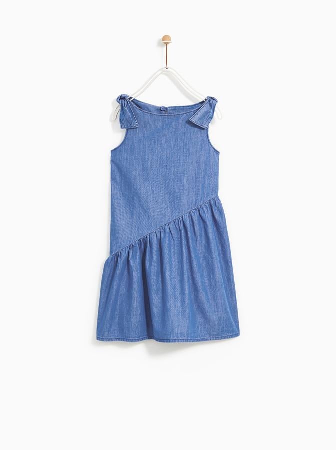 Un vestidito vaquero tan lindo no como este de Zara Kids no debería faltar en el armario de la Princesa Leonor. Su precio rebajado pasa de 19.95 a 7.99 euros.