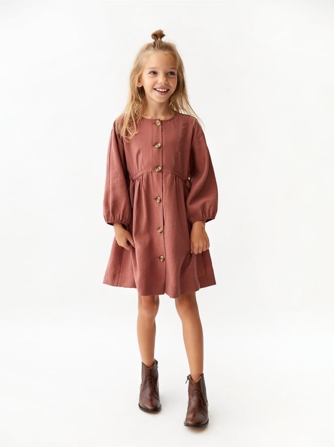 Este vestido abotonado en color caldero de Zara Kids es ideal para el otoño. Precio: 22.95 euros.