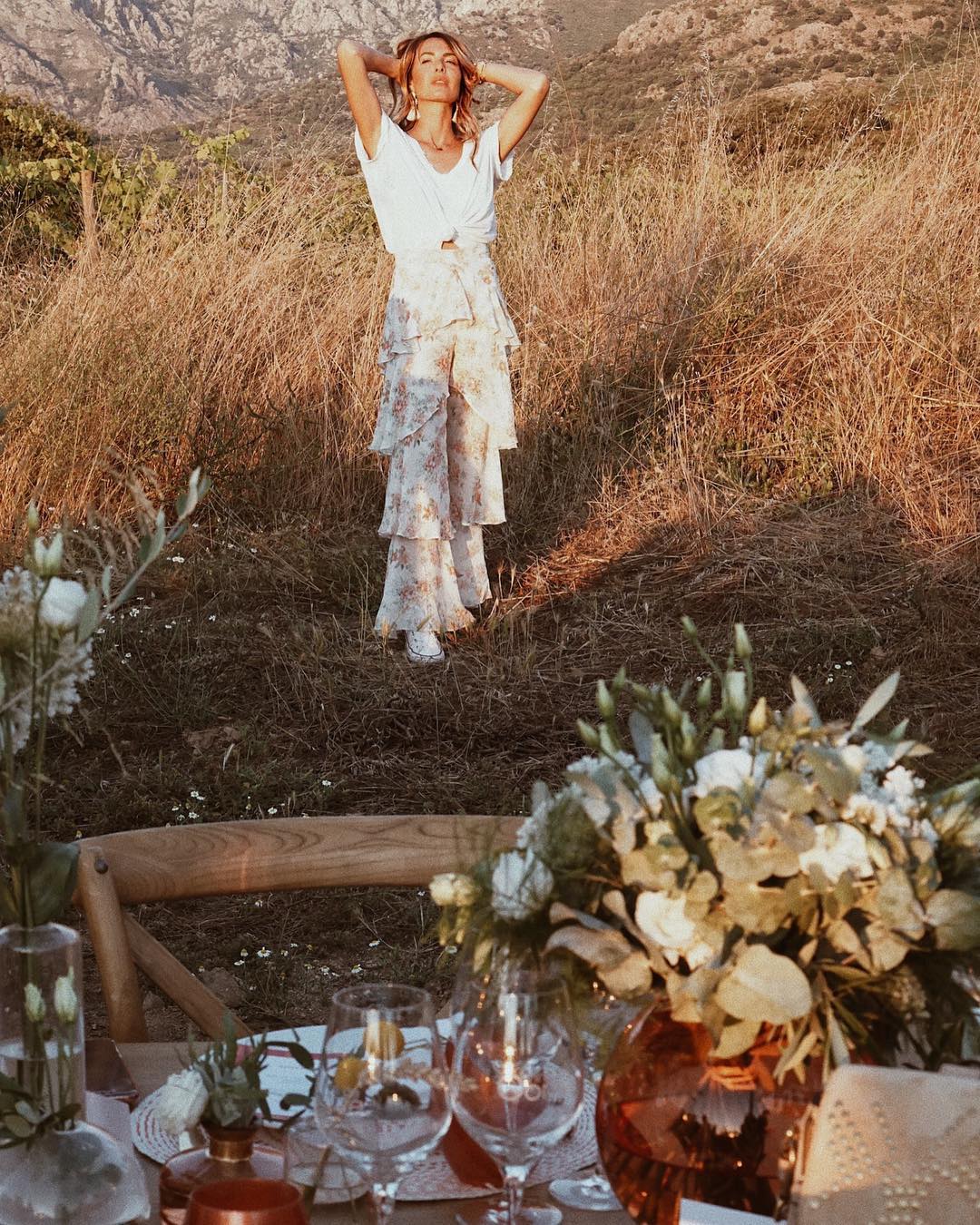 Flores, flores. Este pantalón de Zara de volantes floreados es súper original: solo necesita una camiseta blanca y unas All Stars.