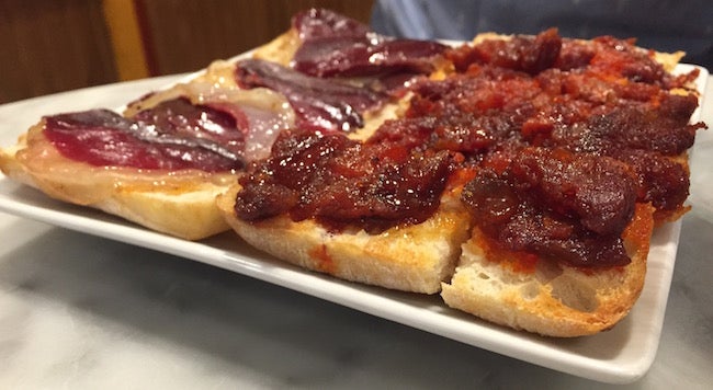 Casa González (Calle del León, 12): Además de estar en uno de los barrios más pintorescos de Madrid y con múltiples opciones de ocio, Casa González es muy conocido por sus tapas y sus vinos (si dejas que te sorprendan, te sorprenderán), y tienen una atención excelente. ¿Hay bar más típico que este?