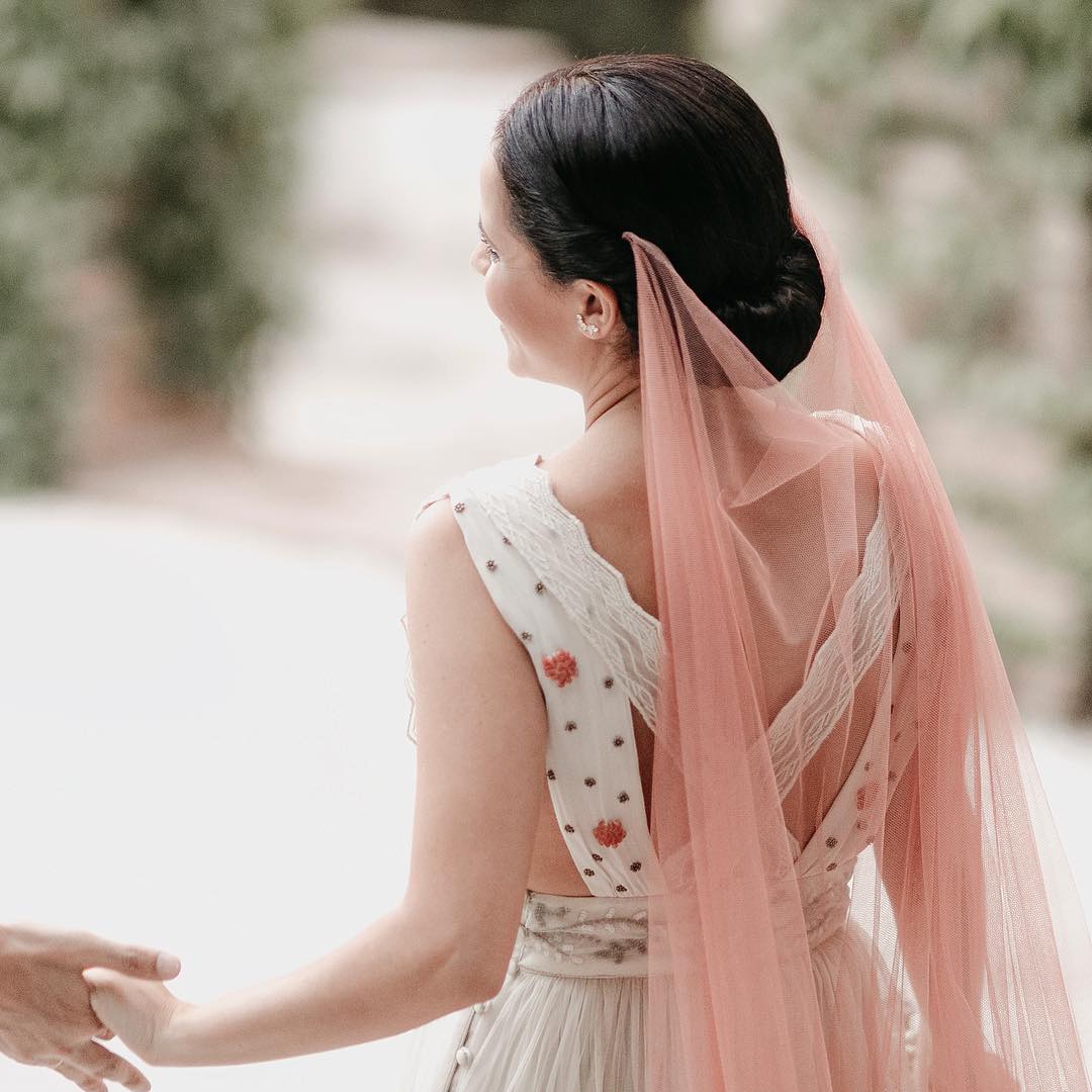 Belén y su novio, Héctor, celebraron su boda en el magnífica Palacio de los Córdoba, en Granada, en un ambiente entre retro (de ahí el Fiat 600 vintage) y regio. Las fotos de Kuny Diamond, la fotógrafa que las ha subido a Instagram, le sacan muchísimo partido al velo, la estrella del estilismo de la novia.