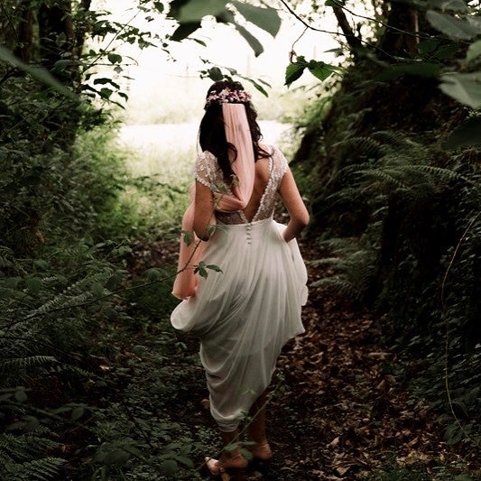 La opción del velo rosa no es, sin embargo, ninguna rareza: muchas novias con cierta inclinación hacia el romanticismo más dulce lo eligen. Encontramos otro ejemplo increíble de estilismo con velo rosa en el blog Dorothy Red Shoes: Belén, asturiana, y Jeremy, neozelandés, se casaron el año pasado en el Palacio de Casa Estrada, en Bimenes, rodeados de verde. Ella llevó un vestido de Sallye Eagle y un velo rosa de Vintage Bodas.