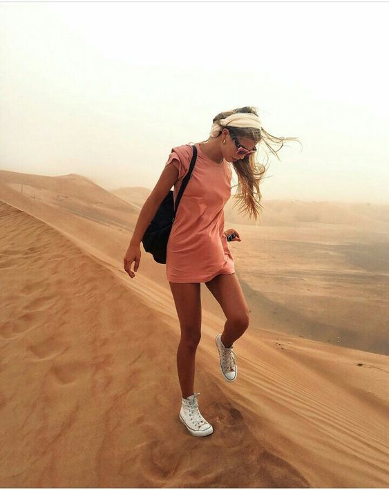 Camiseta monocolor. Mucho más frescas que otras zapatillas por su confección en tela, las blogueras se llevan las Converse hasta al desierto.