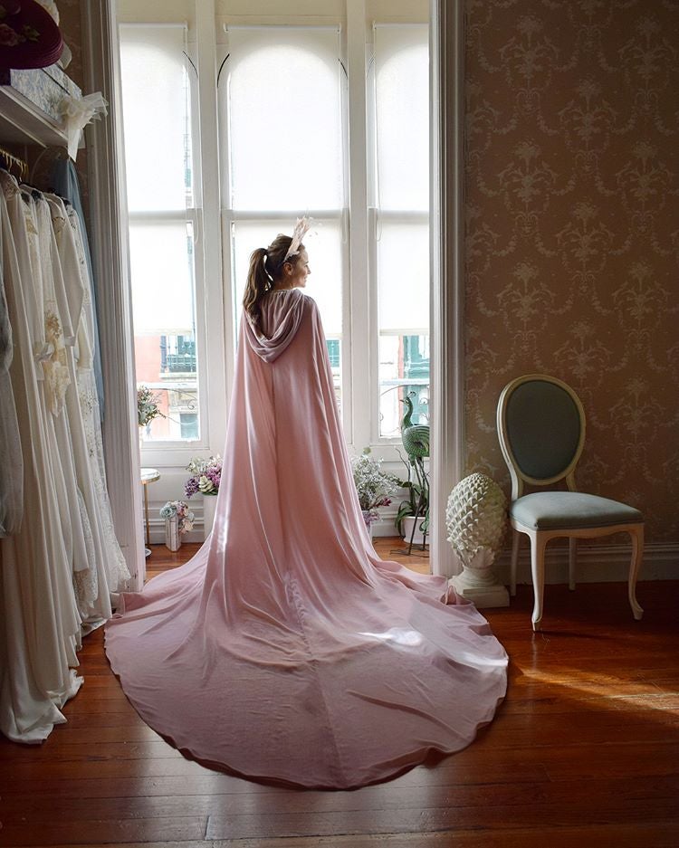 El pasado diciembre, la diseñadora bilbaína Alicia rueda diseñó una espectacular capa rosa empolvado para Jessica, una novia de invierno con un estilo increíble, cuya ceremonia se celebró en San Sebastián.