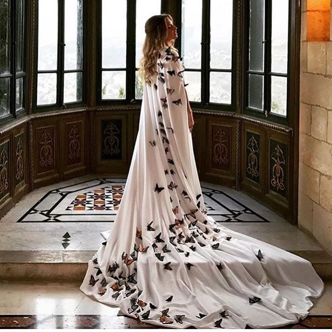Hay, sin embargo, opciones aún más atrevidas. En la misma clave esencialmente romántica, el diseñador Jean Louis Sabaji creó esta espectacular capa con aplicaciones en forma de mariposas de colores. El efecto es el de una novia de cuento de hadas.