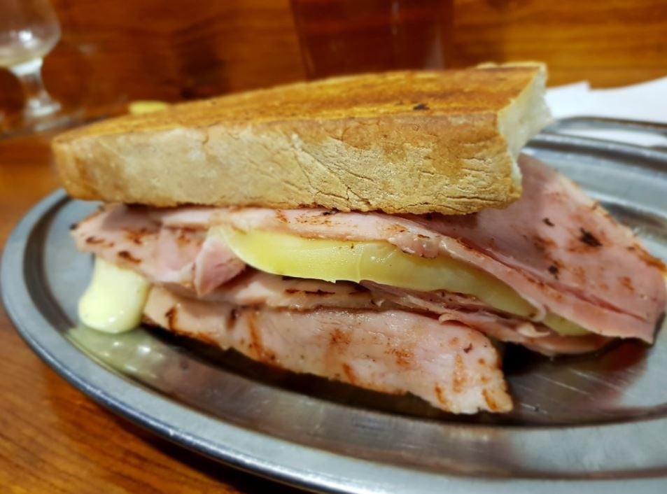 Melo’s (Calle Ave María, 44): Melo’s no tiene una tosta cualquiera, tiene la famosa ‘zapatilla de Lavapies’ y eso lo convierte en un sitio de visita obligatoria en las guías gastro de tapas de Madrid. ¿Enserio te lo estás pensando?