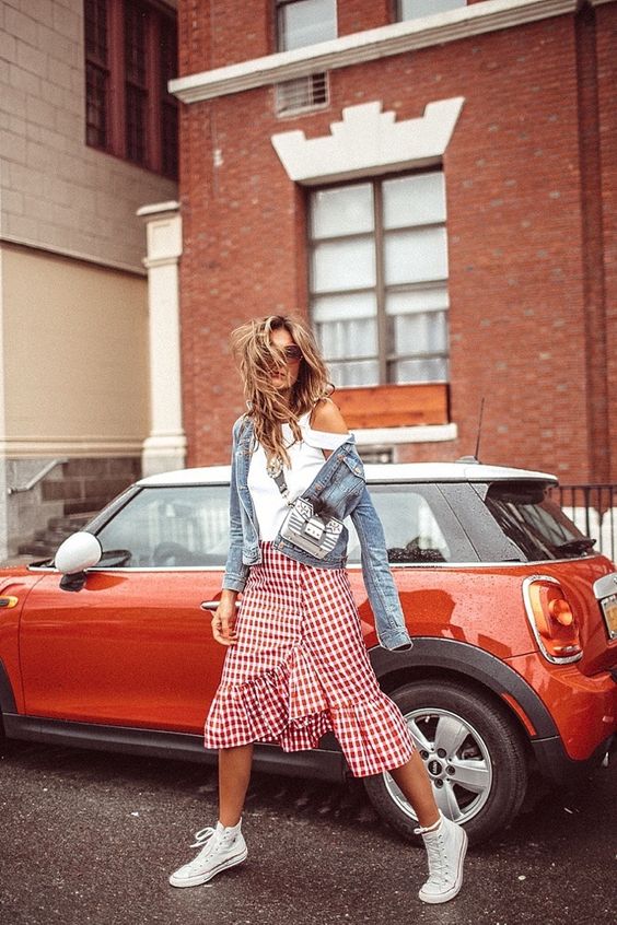 Falda pop. Cualquier falda desestructurada y cualquier estampado contrastan genial con las Chuck Taylor en formato bota.