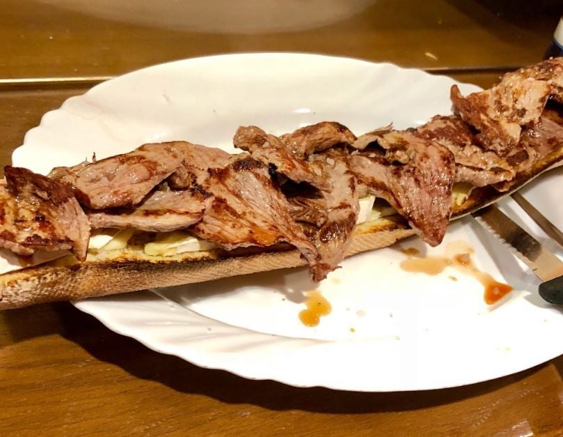 La Manduca (Avenida Donostiarra, 6): Sí, el tamaño de esa tosta es real. Aunque esté un poco alejada del centro, La Manduca es una excusa perfecta para escaparse a compartir con amigos.