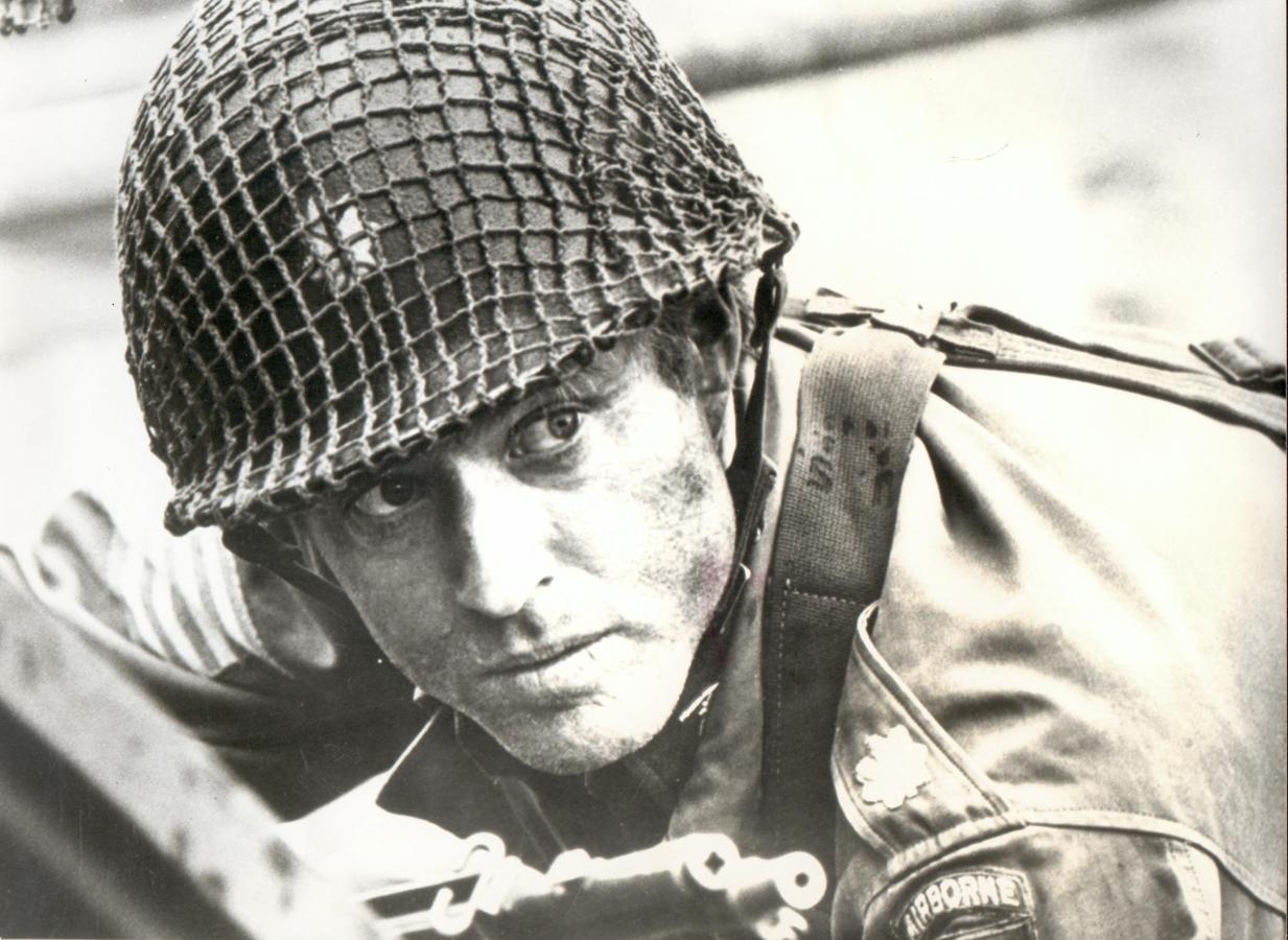 Redford, que cumplirá 82 años el 18 de agosto, acaba de anunciar su retirada del cine como actor tras la grabación de la película 'The Old Man & the Gun'. "Nunca digas nunca, pero he concluido que esto es el fin para mí en cuanto a actuación y que me voy a jubilar después porque he estado haciendo esto desde que tenía 21 años", dijo en una entrevista. En la imagen, el actor en la cinta 'Un puente lejano', (1977)