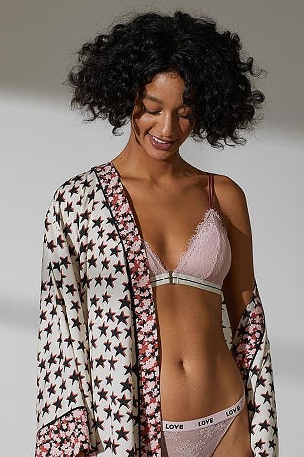 Sujetador suave de encaje con copas forradas en malla con relleno extraíble y sin aros. 19,99 euros.