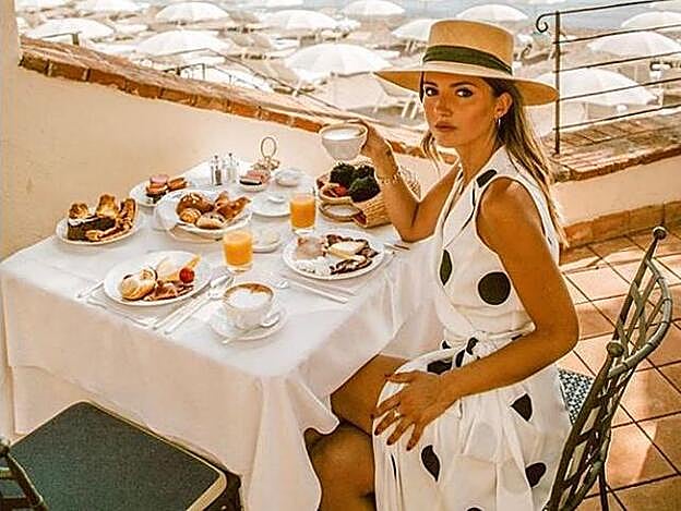 Alexandra Pereira con vestido de Uterqüe