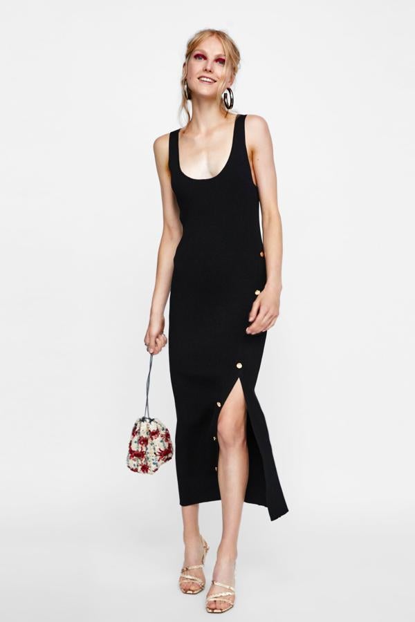 ¿Buscas un vestido que te sirva para absolutamente todo? Pues aquí lo tienes: es negro, midi, con una silueta súper favorecedora y un detalle que marca la diferencia: los botones dorados. Por si fuera poco, solo cuesta 25.95 euros. ¡No se puede pedir más!