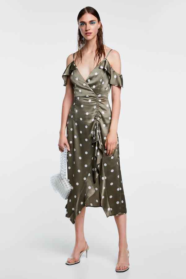 El look Pretty Woman sigue siendo tendencia, y estamos seguras de que este vestido midi en satén verde con lunares será una de las prendas estrella después del verano. En Zara cuesta 39.95 euros.
