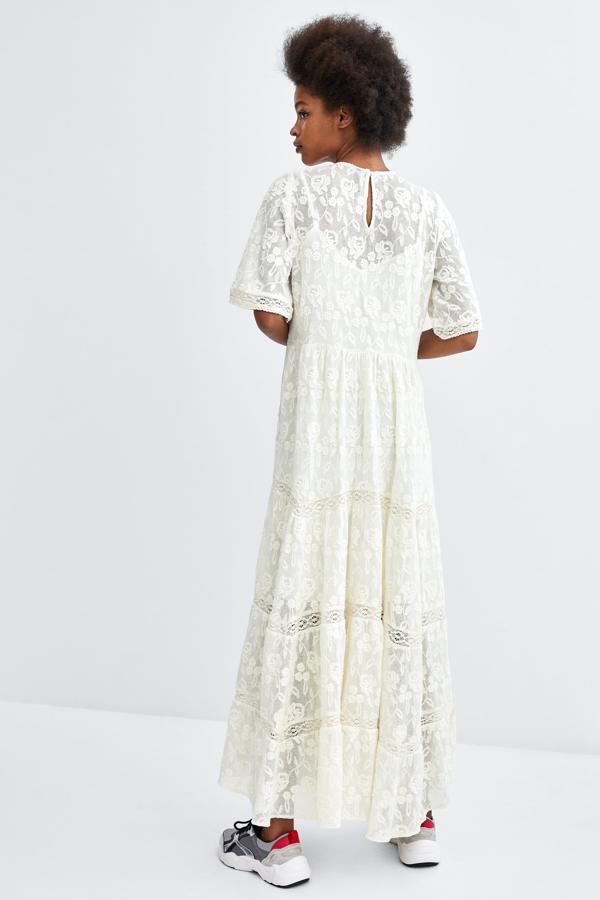 Además, nuestra novia romántica, perfecta y 'low cost' lleva este vestido de Zara con el pelo suelto adornado con flores y un ramo silvestre.